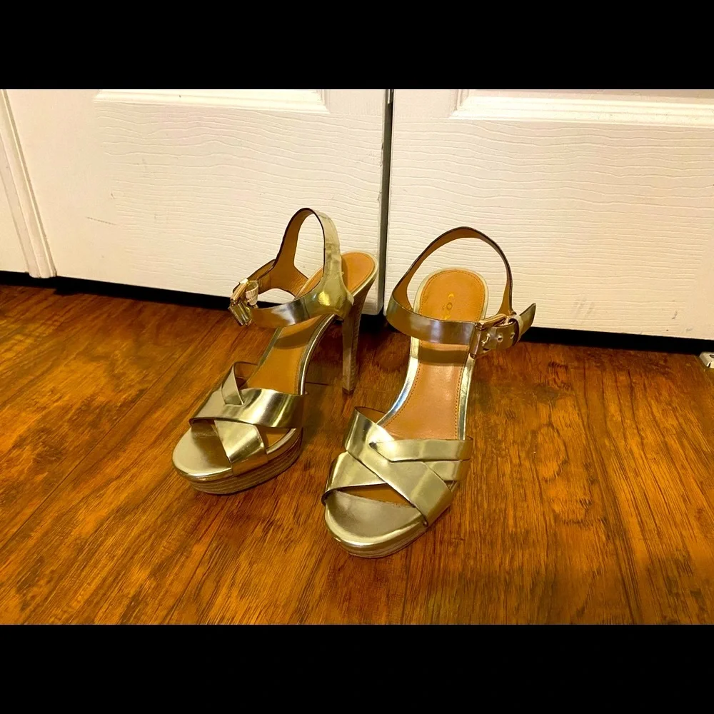 Gold Coach Heels Size 5.5 - Picture 3 of 10